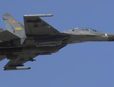 开云体育官方网站-夜幕下的引擎与绿茵，当F1极速启航邂逅伊布的攻防艺术