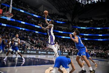 开云体育APP下载-德罗赞爆发，独行侠节奏掌控勇士