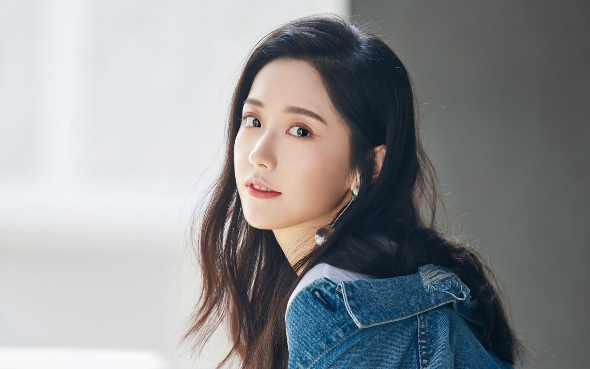 开云体育登录-格列兹曼个人能力尽显锋芒，波兰正面击溃土耳其展现实力—足球赛场上的双重奏