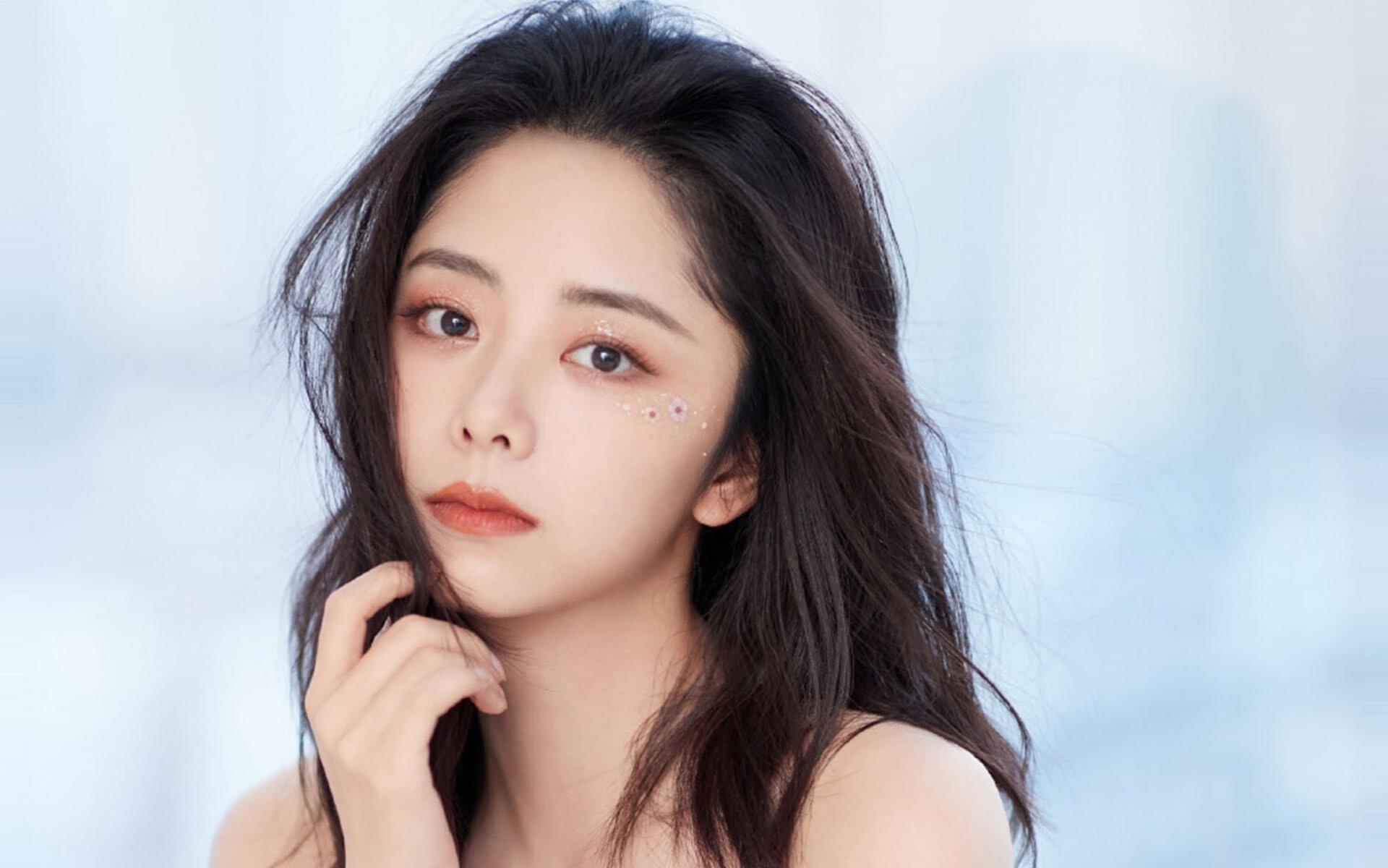 开云APP-双重胜利，喀麦隆足球鏖战挫威尔士，凯恩F1街道赛主宰赛道